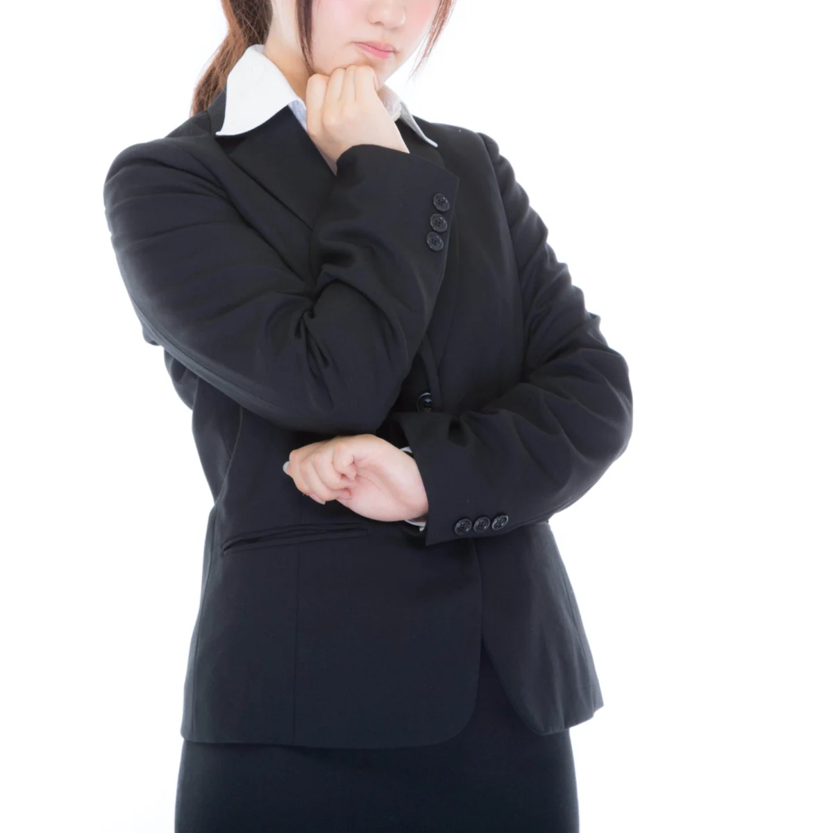 成人式に女性はスーツやドレスで出て大丈夫？メリットや浮かないコーデを解説