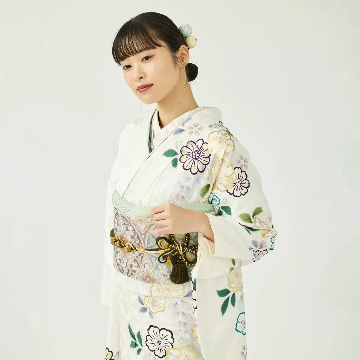 白色の振袖が似合う人の特徴は？成人式で人気の理由や着こなし方を解説