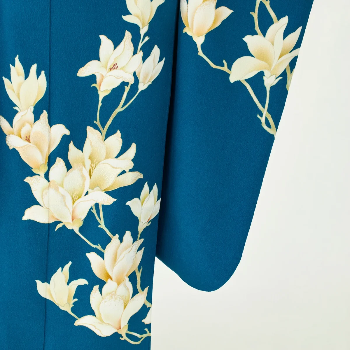 青色の振袖が似合う人の特徴は？色が与える印象や着こなし方を解説！